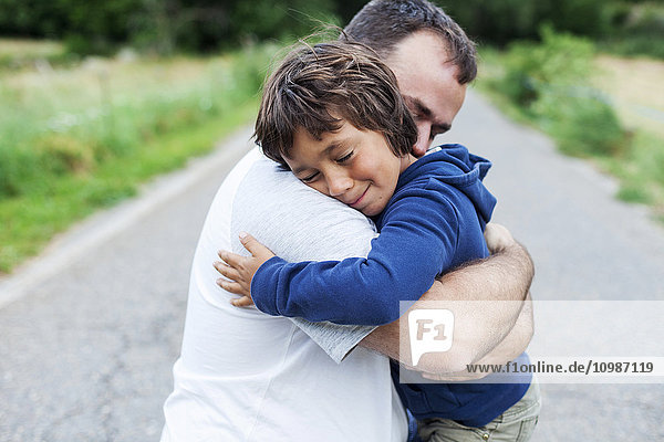 Glücklicher Vater und kleiner Sohn  die sich umarmen.