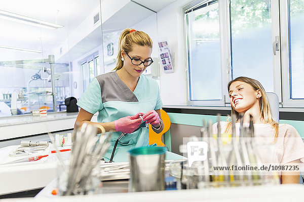 Zahnarzt bereitet Zahnpolitur für Patienten vor