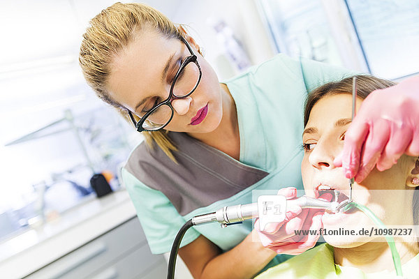 Patieint wird beim Zahnarzt behandelt