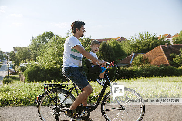 Kleiner Junge auf Fahrradtour mit seinem Vater