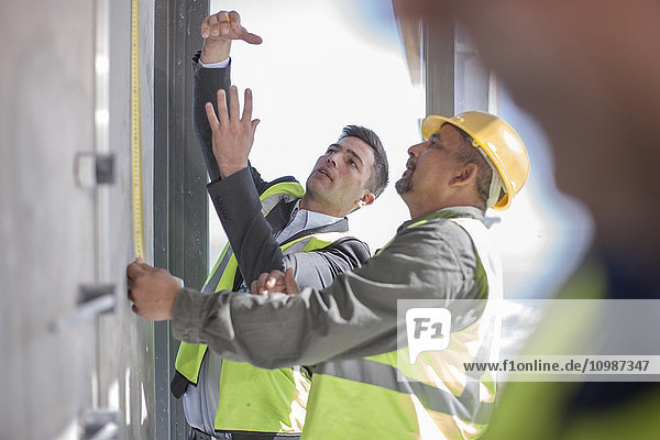 Architekt und Bauarbeiter auf der Baustelle