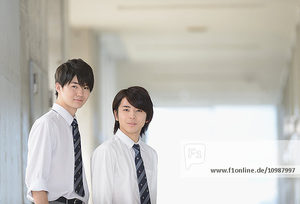 Japanische Gymnasiasten auf dem Schulflur