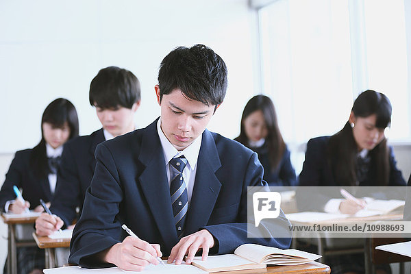 Japanische Gymnasiasten während einer Unterrichtsstunde