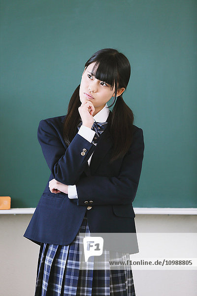 Japanischer Gymnasiast vor der Tafel im Klassenzimmer