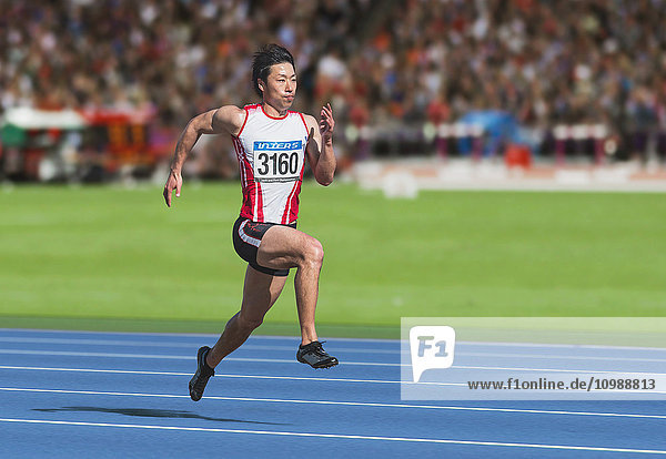 Japanische Athletin läuft auf der Bahn