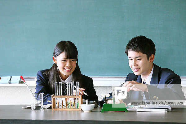 Japanische Gymnasiasten in einem leeren Klassenzimmer