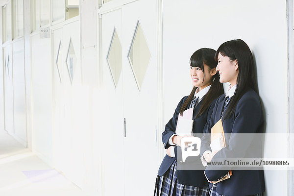 Japanische Gymnasiasten im Schulkorridor