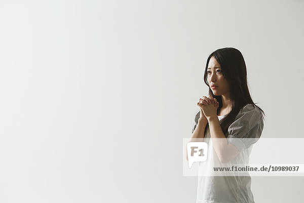 Japanische junge Frau beim Beten