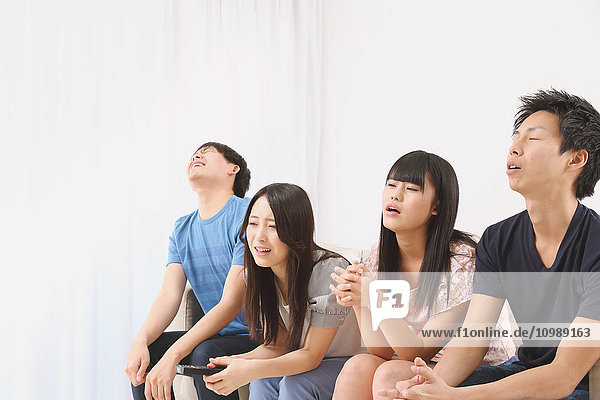 Gruppe japanischer Fans im Wohnzimmer