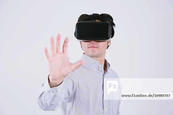 Japaner benutzt Virtual-Reality-Gerät