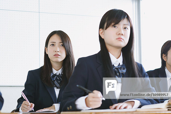 Japanische Gymnasiasten während einer Unterrichtsstunde