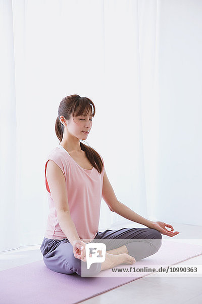 Junge Japanerin  die Yoga praktiziert