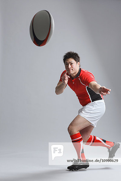 Porträt eines japanischen Rugbyspielers  der den Ball wirft