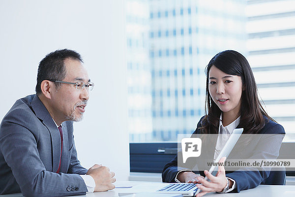 Japanische Geschäftsleute in einem modernen Büro