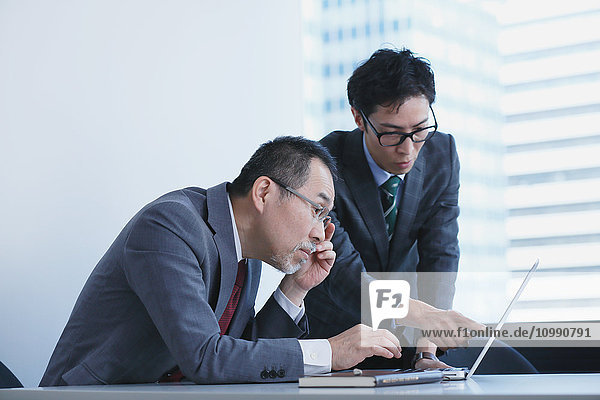 Japanische Geschäftsleute in einem modernen Büro