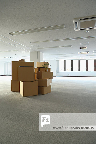 Kisten in einem leeren Büro