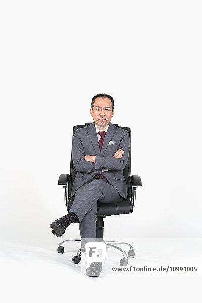 Japanischer Senior-Geschäftsmann auf weißem Hintergrund