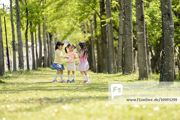 Kinder spielen in einem Park