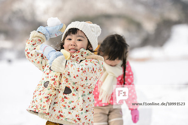 Kinder spielen im Schnee