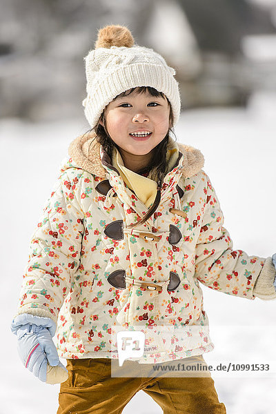 Ein Kind spielt im Schnee