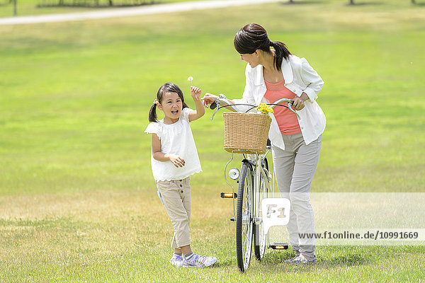 Japanisches Kind mit Mutter im Park