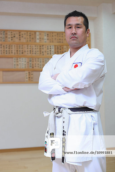 Japanischer Karatelehrer in Uniform