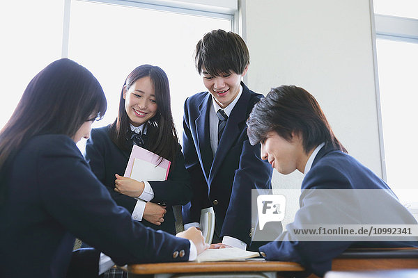 Japanische Gymnasiasten nach dem Unterricht