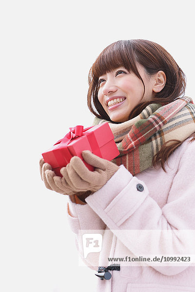 Attraktive Japanerin mit Geschenk an einem Wintertag