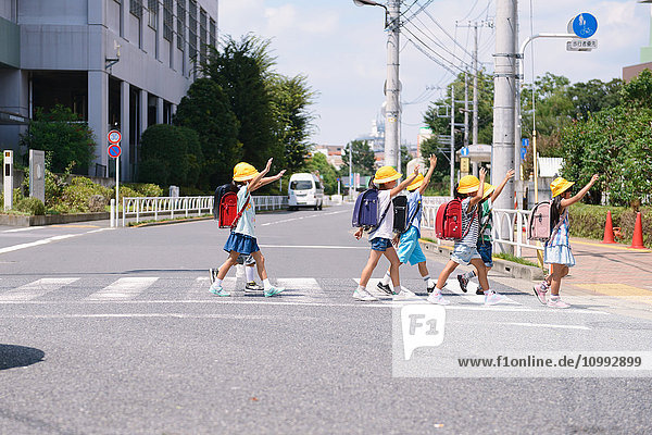 Japanische Schulkinder beim Überqueren der Straße