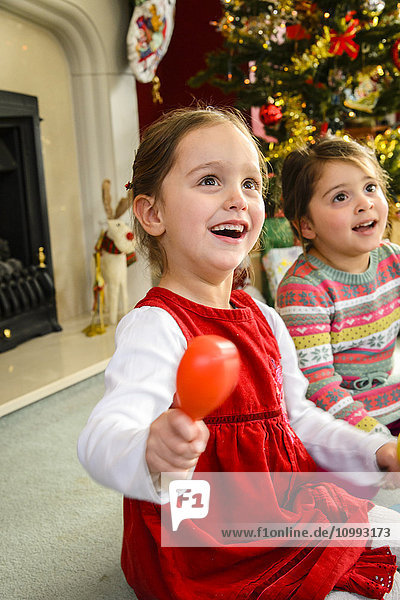 Kinder spielen zu Weihnachten im Haus