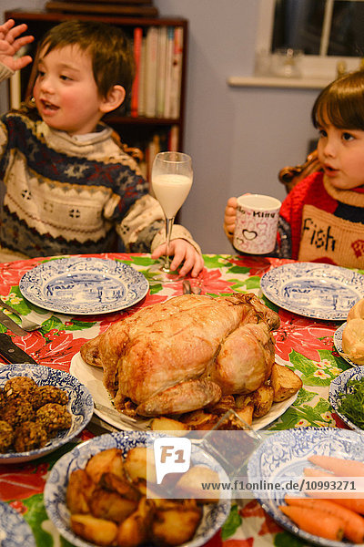 Kinder essen an Weihnachten im Haus
