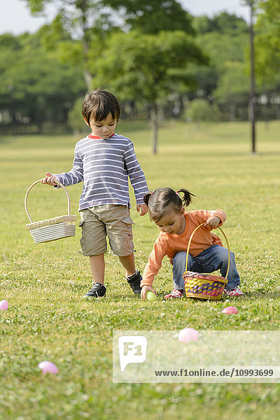 Spielende Kinder in einem Stadtpark
