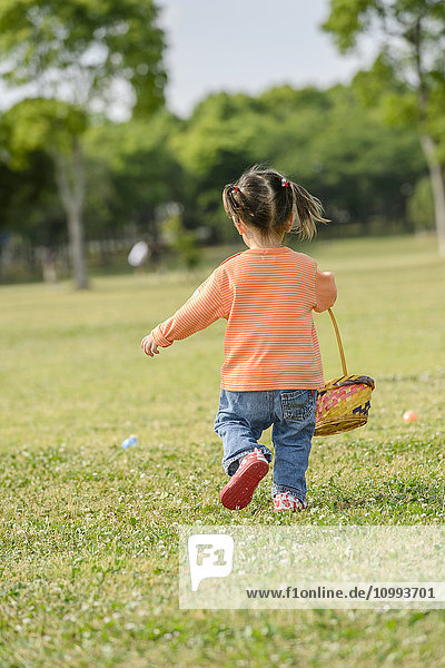 Ein Kind spielt in einem Stadtpark