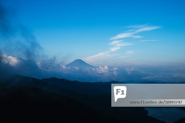 Blick auf den Berg Fuji am Morgen vom Berg Daibosatsu  Präfektur Yamanashi  Japan