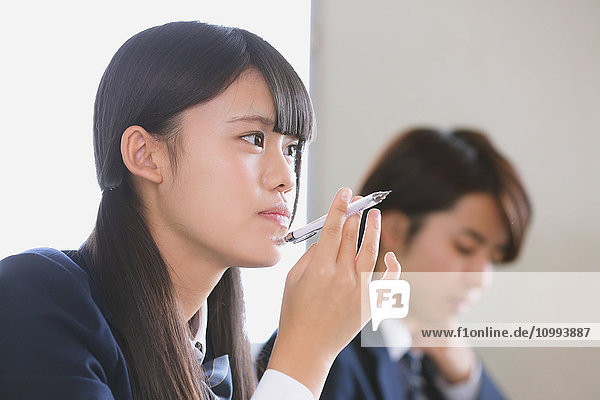 Japanischer Gymnasiast während einer Unterrichtsstunde