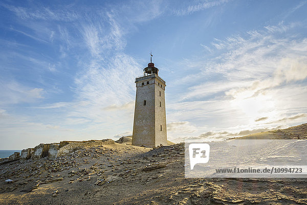 Leuchtturm und Dünen Rubjerg Knude mit Sonne  Lokken  Nordjütland  Dänemark