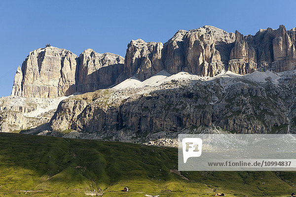 Panoramablick auf die Berge und Ausläufer der Sellagruppe vom berühmten Weg aus  Viel dal Pan  Dolomiten  Trentino Südtirol  Italien