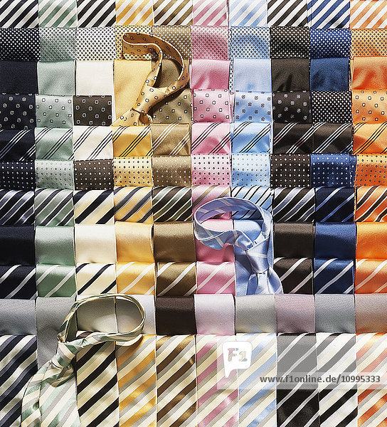 Reihen von mehrfarbigen Krawatten