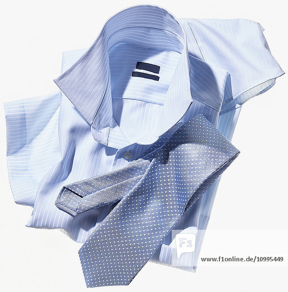 Blaues Hemd mit Krawatte auf weißem Hintergrund  Studioaufnahme