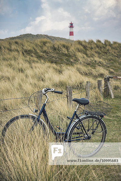 Fahrrad in den Dünen und Leuchtturm List Ost,  Sylt,  Schleswig-Holstein,  Deutschland,  Europa