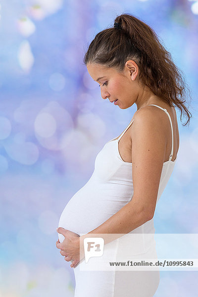 Schwangere Frau im 7. Monat.