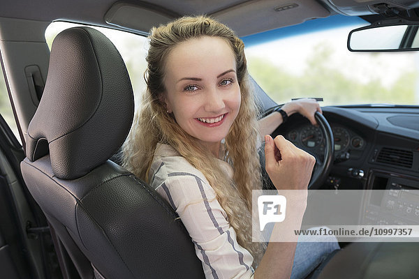 Porträt einer im Auto sitzenden Frau