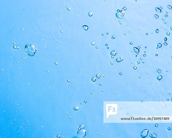 Blasen auf blauem Wasser