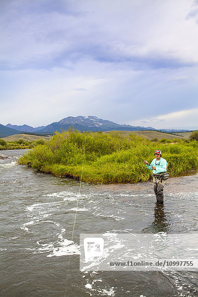 Colorado  Mittlerer Erwachsener Mann beim Angeln im Fluss