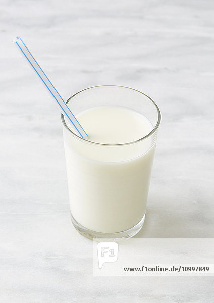 Glas Milch mit Trinkhalm