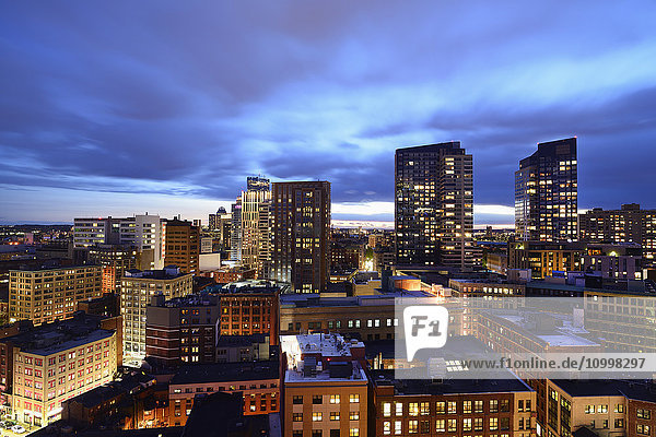 Massachusetts  Boston  Stadtzentrum in der Abenddämmerung