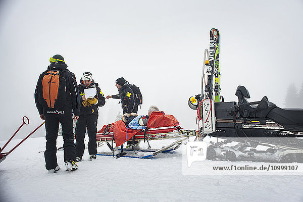 Reportage mit einem Skistreifenteam im Skigebiet Avoriaz in Haute Savoie  Frankreich. Das Team ist für die Markierung der Skipisten  die Erstversorgung von Skifahrern  die Evakuierung auf den Pisten sowie abseits der Pisten und kontrollierte Lawinenabgänge zuständig. Das Patrouillenteam evakuiert einen Skifahrer  der eine Schulterverletzung hat.