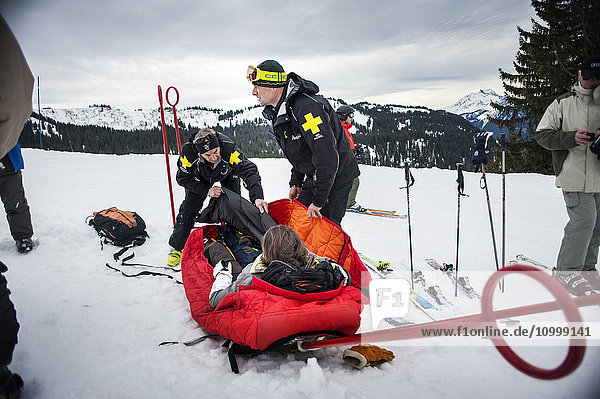 Reportage mit einem Skistreifenteam im Skigebiet Avoriaz in Haute Savoie  Frankreich. Das Team ist für die Markierung der Skipisten  die Erstversorgung von Skifahrern  die Evakuierung auf den Pisten sowie abseits der Pisten und kontrollierte Lawinenabgänge zuständig. Das Patrouillenteam evakuiert eine Frau mit einer Schulterverletzung.