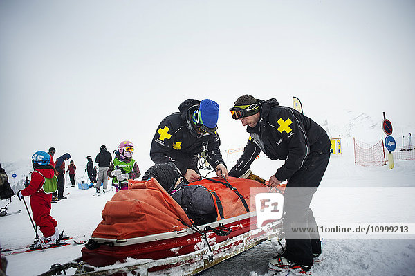 Reportage mit einem Skistreifenteam im Skigebiet Avoriaz in Haute Savoie  Frankreich. Das Team ist für die Markierung der Skipisten  die Erstversorgung von Skifahrern  die Evakuierung auf den Pisten sowie abseits der Pisten und kontrollierte Lawinenabgänge zuständig. Das Patrouillenteam evakuiert einen Skifahrer  der eine Knieverletzung hat.