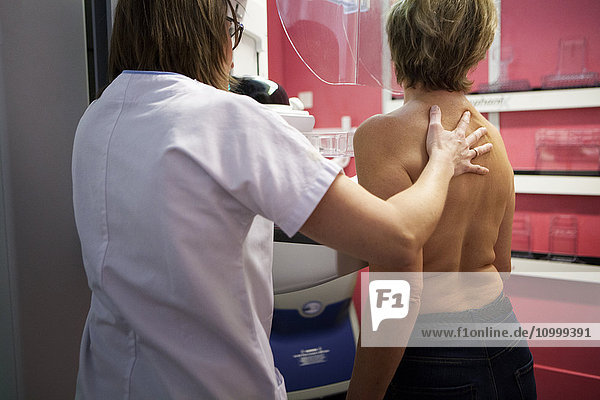Reportage in einem radiologischen Dienst in einem Krankenhaus in Haute-Savoie  Frankreich. Digitale Mammographie.